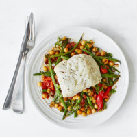 Tray-grilled hake with peppers, beans and chick peas 