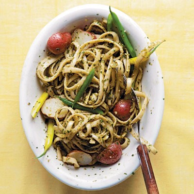 Trenette with pesto, green beans, and potatoes (Trenette al pesto)