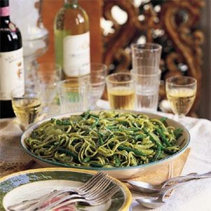 Trenette with potatoes, green beans, and pesto (Trenette al pesto)
