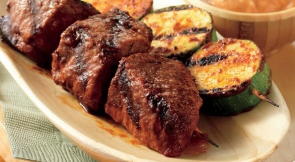 Tri-tip and zucchini skewers with smoked paprika aioli