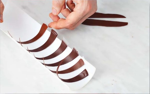 Triangle flicks [chocolate - moulding techniques]
