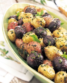 Tricolor potatoes with pesto and Parmesan