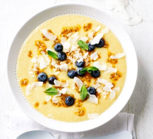 Tropical smoothie bowl