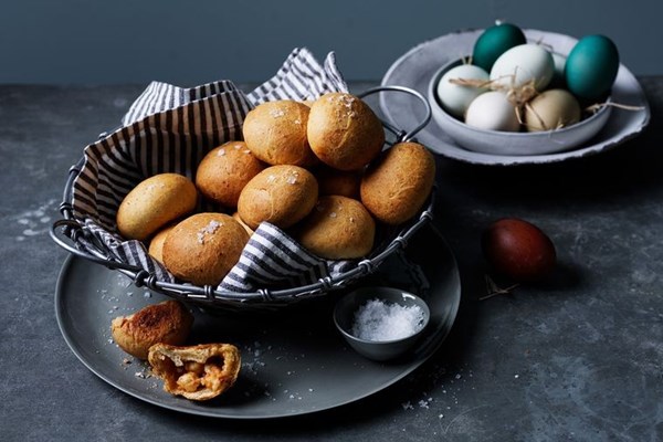 Tsoureki prawn buns