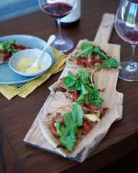 Tuna and tomato pizza with aioli