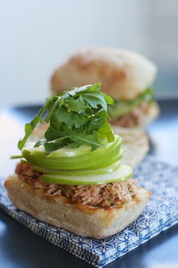 Tuna, arugula and apple sandwiches