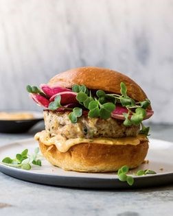 Tuna burgers with Sriracha mayonnaise