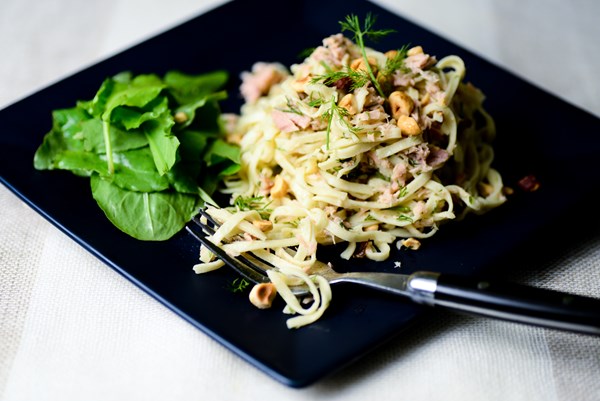 Tuna, dill and garlic pasta with hazelnuts