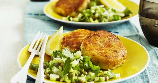 Tuna fishcakes with parsley and caper salad