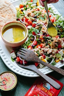 Tuna Greek salad platter 