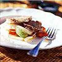Tuna in a sauce of fresh onion, tomato and peppers (Bonito en fritada)