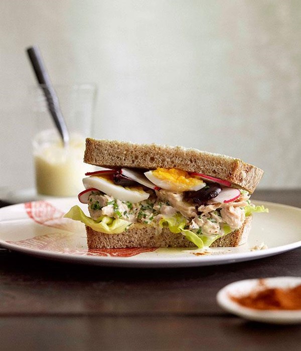 Tuna Niçoise tartine