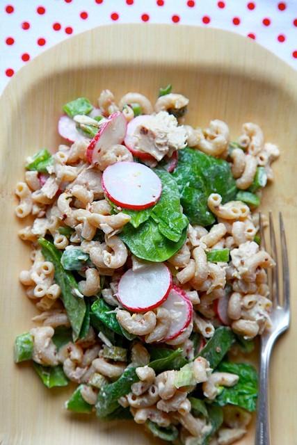 Tuna pasta salad with spinach and radishes