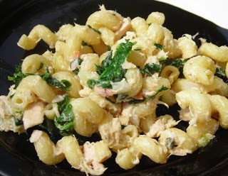 Tuna pasta salad with spinach and parsley