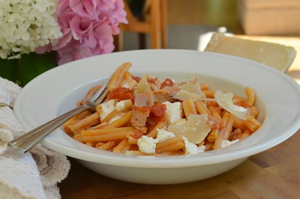 Tuna pasta with burrata