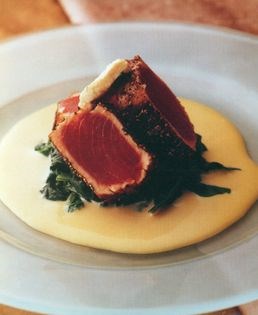 Tuna pepper steak with spinach and anchovy sauce