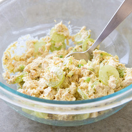 Tuna salad with curry and grapes