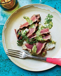 Tuna steaks with mustard dressing and mashed taro