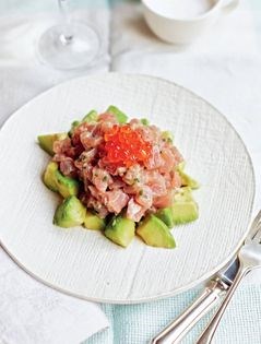 Tuna tartare, avocado, and fish roe (Tartare de thon, sauce Japonaise)