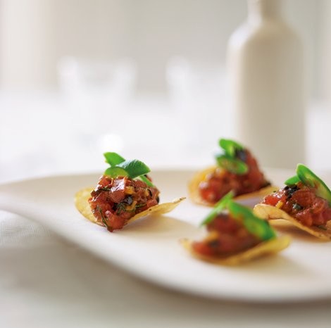 Tuna tartare on potato crisp