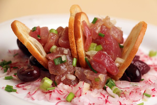 Tuna tartare with bagel chips and radishes
