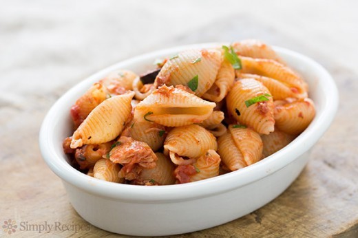 Tuna tomato pasta with olives
