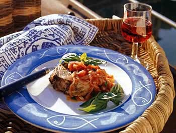 Tuna with tomato-basil sauce (Tonno alla Livornese) 