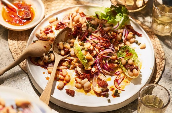 Tuna with white beans, sun-dried tomatoes, spicy sauce & capers