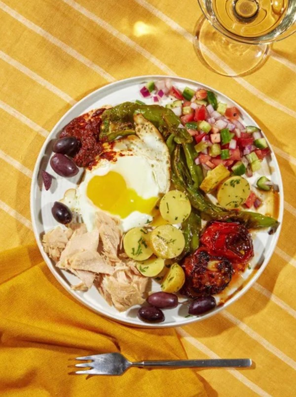 Tunisian plate with fried eggs (S'han tounsi with mokli) [Mansour Arem]