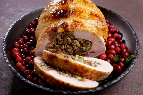 Turkey breast stuffed with pears, fennel and hazelnuts
