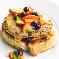 Turkey burger with peaches and blueberries