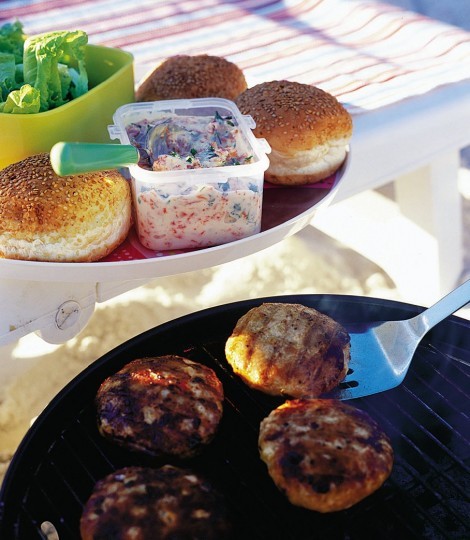 Turkey burgers with pepper and blue cheese sauce