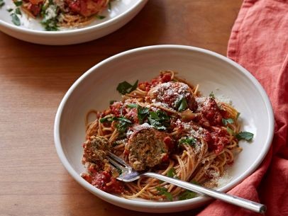 Turkey meatballs with quick and spicy tomato sauce and whole-wheat spaghetti
