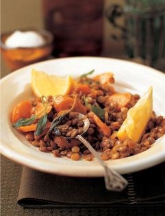 Turkish garlic-flavoured lentils with carrots and sage