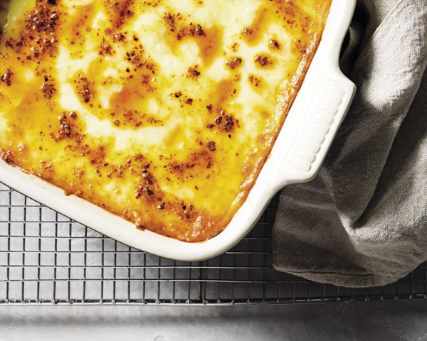 Turkish mashed potatoes with garlic, yogurt and cheese (Patates paçasi)