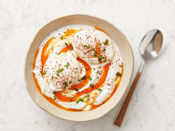 Turkish poached eggs with yogurt 