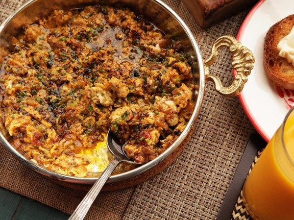  Turkish-style scrambled eggs with tomatoes, onions, and chilies (Menemen)