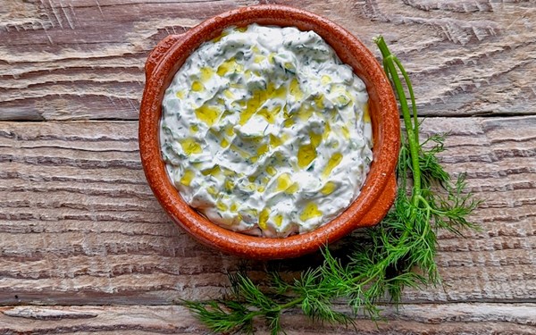 Turkish yoghurt dip (Cacik)