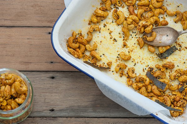 Turmeric & togarashi cashews