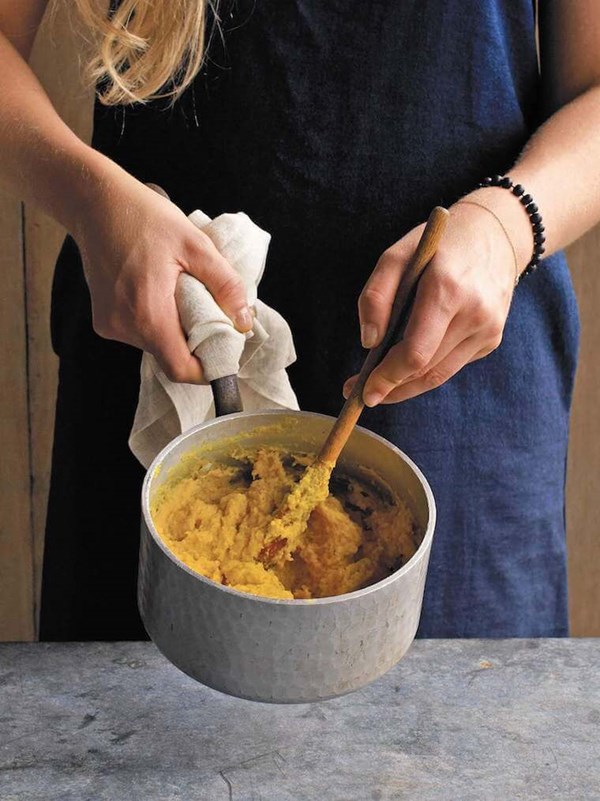 Turmeric and garlic root mash