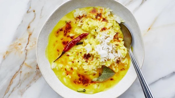 Turmeric-yogurt soup (Kadhi)