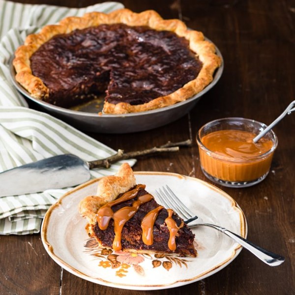 Turtle brownie pie