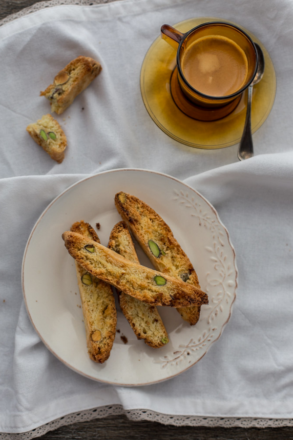 Tuscan biscotti with pistachios and white chocolate