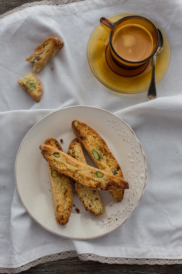 Tuscan biscotti with pistachios and white chocolate