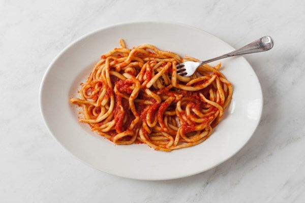 Tuscan hand-rolled pasta with tomato and garlic sauce (Pici all'aglione)