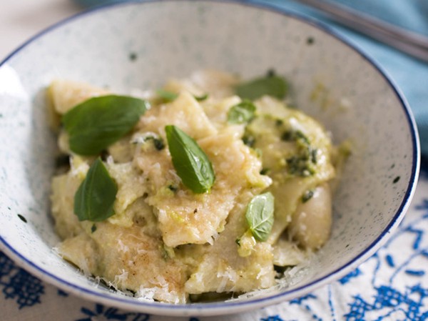 Tuscan pancake pasta with pesto (Testaroli)