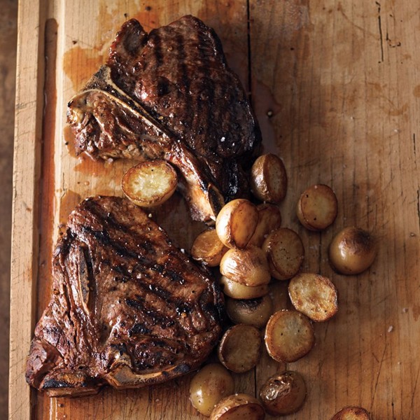 Tuscan-style steak with crispy potatoes (Bistecca con patate croccanti)