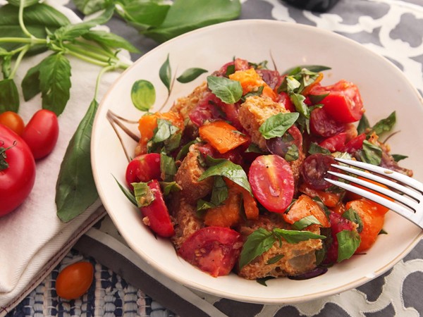 Tuscan-style tomato and bread salad (Classic panzanella salad)