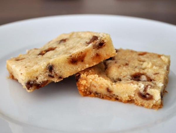 Tweed cakes (shortbread with chocolate covered toffee)