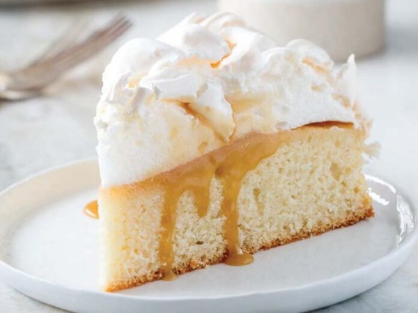 Twice-baked meringue cake [vanilla meringue, brown sugar rum sauce]